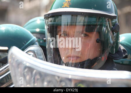 Rom, Italien. 25. April 2014. Massive Polizeipräsenz aufgrund von Spannungen zwischen jüdischen Pro und Pro-palästinensischen Gruppen an den Tag der Befreiung Gedenkfeiern Piazza Porta San Paolo in Rom Italien Credit: Gari Wyn Williams / Alamy Live News Stockfoto