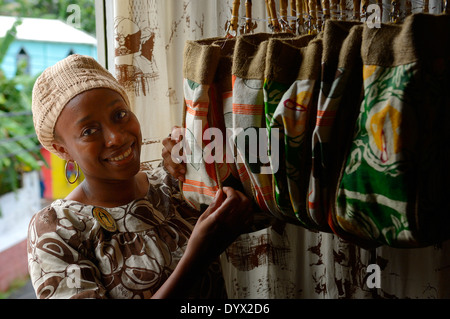 Jessie Ann Veronica Jessamy von Veronica Visionen. Siebdruck-Mode-Einzelhandel. Concord. St. Johns. Grenada. Karibik. Stockfoto