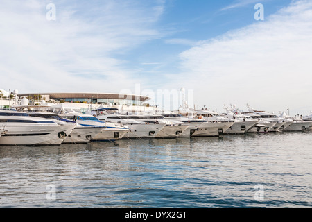 Luxus-Yachten vor Anker im Hafen von Cannes außerhalb des Palais des Festivals während einer Messe MIPIM Stockfoto