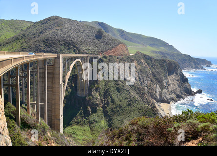 Detailansicht der Bixby Bridge auf Route 1 in Kalifornien. Der Pacific Coast Highway bietet spektakuläre Ausblicke auf die Küste. Stockfoto