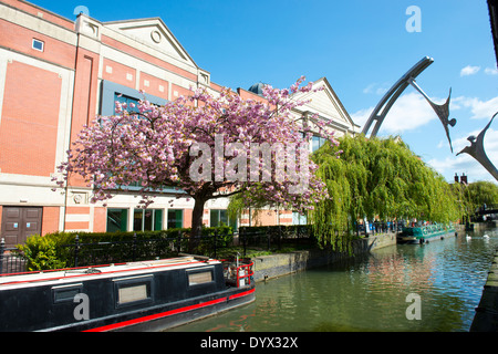 Der Fluss Witham und Empowerment Skulptur im Stadtzentrum von Lincoln, Lincolnshire England UK Stockfoto