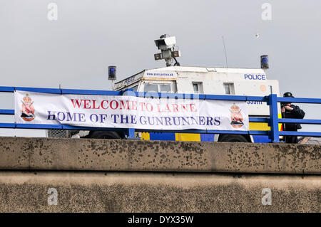 Larne, Nordirland. 26. April 2014 - PSNI verwenden, CCTV-Kameras und Long-Range-Kameras um die Menge zu überwachen, wie sie für eine Parade zu Ehren der Hundertjahrfeier der UVF vorzubereiten Pistole andauernde Credit: Stephen Barnes/Alamy Live News Stockfoto