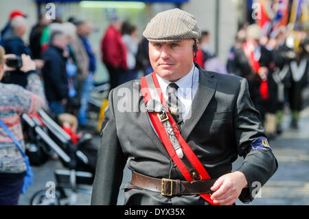 Larne, Nordirland. 26. April 2014 - Gemeindearbeiter und Organisator Phil Hamilton führt die Parade mit über 3000 Teilnehmern, zu Ehren der Hundertjahrfeier der UVF Pistole andauernde Credit: Stephen Barnes/Alamy Live News Stockfoto