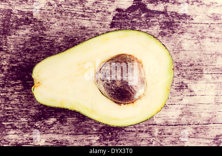 Avocatto auf Holz Hintergrund Stockfoto