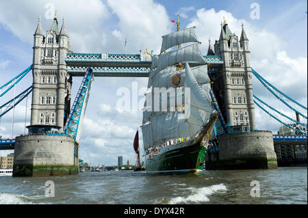 London, UK. 26. April 2014. Deutsche Schule Segelschiff Alexander von Humboldt II segelt unter Tower Bridge in London, Deutschland, 26. April 2014. Das Schiff ist an verschiedene Orte in diesem Sommer, einschließlich London, Göteborg und Handelsherren Reisen. Foto: MAURIZIO GAMBARINI/Dpa/Alamy Live News Stockfoto