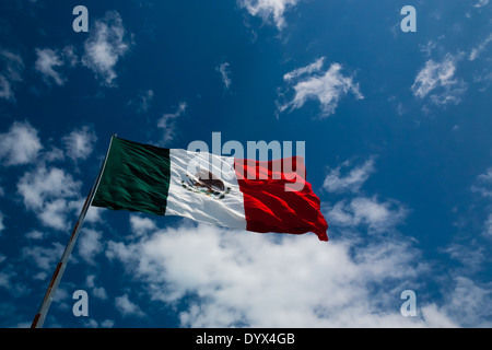 Die Flagge von Mexiko auf einem reichen blauen Himmel von unten gesehen Stockfoto