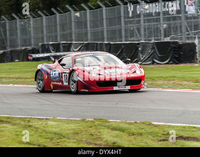 Ferrari 458 Italia Sport Rennwagen im britischen GT-Meisterschaft in Oulton Park Motor Racing Circuit Cheshire England Stockfoto