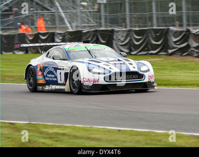 Aston Martin Vantage Sport Rennwagen in der britischen GT Meisterschaft am Oulton Park Tarporley Cheshire England Großbritannien Stockfoto