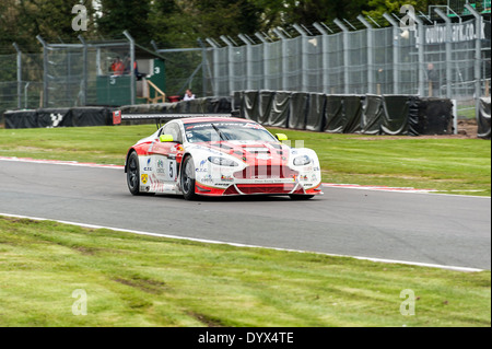 Aston Martin Vantage Sport Rennwagen in der britischen GT Meisterschaft am Oulton Park Tarporley Cheshire England Großbritannien Stockfoto