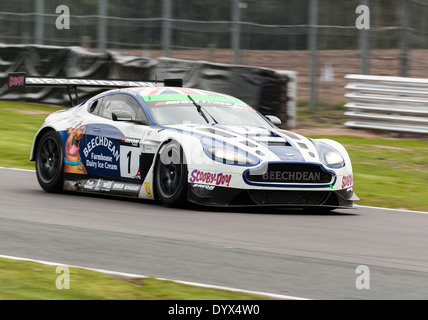 Aston Martin Vantage Sport Rennwagen in der britischen GT Meisterschaft am Oulton Park Tarporley Cheshire England Großbritannien Stockfoto