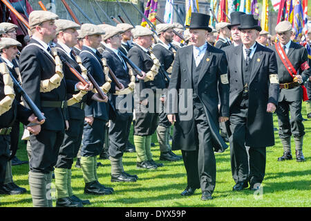 Larne, Nordirland. 26. April 2014 - Lord Edward Carson (PUP Führer Billy Hutchinson) prüft die UVF Truppen während einer Re-Inszenierung von 1914 Larne Gewehr-Ausführung mit Nigel Gardiner (R) und Ken Wilkinson (hinten). Bildnachweis: Stephen Barnes/Alamy Live-Nachrichten Stockfoto