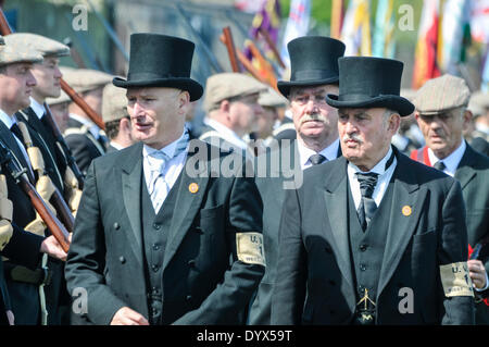 Larne, Nordirland. 26. April 2014 - Lord Edward Carson (PUP Führer Billy Hutchinson) prüft die UVF Truppen während einer Re-Inszenierung von 1914 Larne Gewehr-Ausführung mit Nigel Gardiner (R) und Ken Wilkinson (hinten). Bildnachweis: Stephen Barnes/Alamy Live-Nachrichten Stockfoto