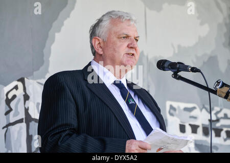 Larne, Nordirland. 26 Apr 2014 - Billy Adamson, Vorsitzender des Organisationskomitees für die Centerary reenactment des 1914 Larne Schusswaffen, liefert seine Rede. Credit: Stephen Barnes/Alamy leben Nachrichten Stockfoto