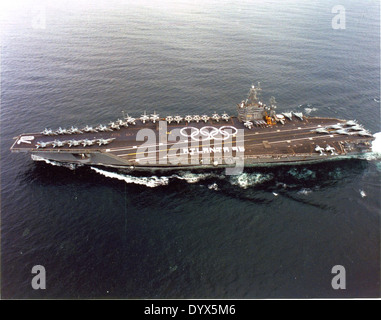 Die USS Carl Vinson (CVN-70) ist ein Flugzeugträger der Nimitz-Klasse der United States Navy. Dieses Bild, das 1996 aufgenommen wurde, zeigt das Schiff in Betrieb und spiegelt seine Rolle in modernen Marineoperationen und seine Bedeutung in der US-Navy-Flotte wider. Stockfoto