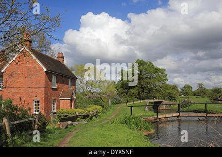 Wey Navigation Canal, Ripley, Surrey, England, UK. 26. April 2014. Zwischen April Duschen kam die Sonne heraus, einen schönen Tag auf dem Kanal am Papercourt Schloss in der Nähe von Ripley zu machen. Bildnachweis: Julia Gavin/Alamy Live-Nachrichten Stockfoto