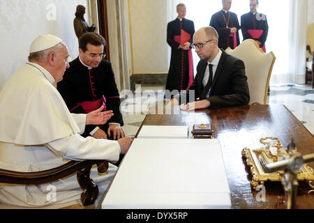 Vatikan, Rom, Italien. 26. April 2014. Francis Papst trifft der Präsident der Ukraine Arsenij Jazenjuk Credit: wirklich Easy Star/Alamy Live News Stockfoto