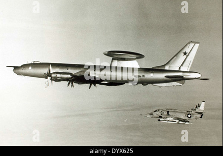 Dieses Bild vergleicht die Tupolev TU-95 'Bear', einen sowjetischen Langstreckenbomber, mit der A-4 Skyhawk, einem Trägerflugzeug. Die TU-95 und ihre Varianten, wie die Tu-126, spielten im sowjetischen Militär während des Kalten Krieges eine Schlüsselrolle. Stockfoto