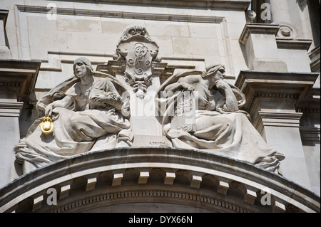 "Wahrheit und Gerechtigkeit" Statuen hoch auf der Seite der alten War Office building, London, England, Vereinigtes Königreich. Stockfoto