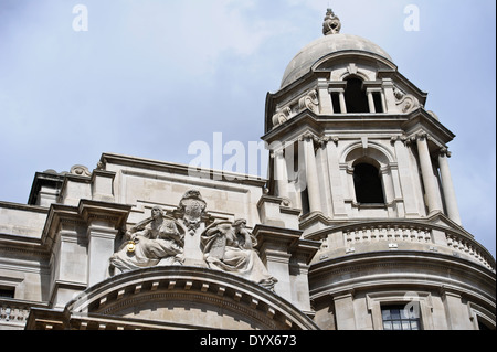 "Wahrheit und Gerechtigkeit" Statuen hoch auf der Seite der alten War Office building, London, England, Vereinigtes Königreich. Stockfoto