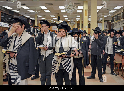 Orthodoxe jüdische Männer am Wochentag Morgengebet Tefillin - Gebetsriemen- und Gebet Schals tragen. Crown Heights, Brooklyn, NY Stockfoto