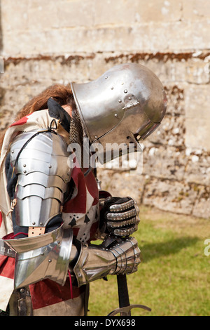 Ritter in Rüstung Verbeugung Stockfoto