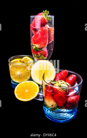 Orangen und Erdbeeren auf ein Glas Stockfoto