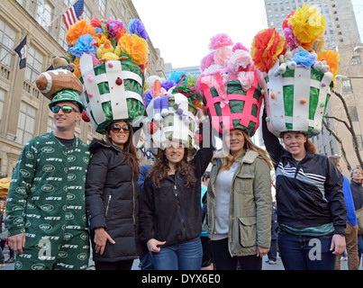 4 Menschen in seltsamen scostumes und Hüte am Ostern Parade in Midtown Manhattan, New York City Stockfoto