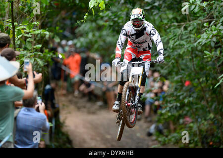 Cairns, Australien. 26. April 2014. Santa Cruz Syndicate Fahrer Steve Peat von Großbritannien während der Mens Elite downhill-Rennen bei der UCI Mountain Bike World Cup in Smithfield Regenwald und Cairns. Bildnachweis: Aktion Plus Sport/Alamy Live-Nachrichten Stockfoto