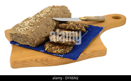 Glutenfreie und milchfreien Bauernbrot und Gebäck auf Schneidbrett aus Holz mit Messer, isoliert auf weiss. Stockfoto