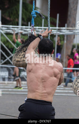 Rom, Italien. 26. April 2014. Spartan Race ist ein "starkes bemühen"-Rennen, bei denen mehr als 3000 Athleten, vor allem Amateure und keine Profis. Tannen-Zeit in Italien, die Rasse müssen Hindernisse wie Wände zu klettern, Netze, e-Gewichtheben Credit Spiel: Francesco Gustincich/Alamy Live News Stockfoto