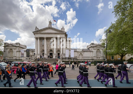 London, UK. 26. April 2014. Der Londoner Stadtteil St.-Georgs Tag Orange Parade und März 2014 Credit: Guy Corbishley/Alamy Live-Nachrichten Stockfoto