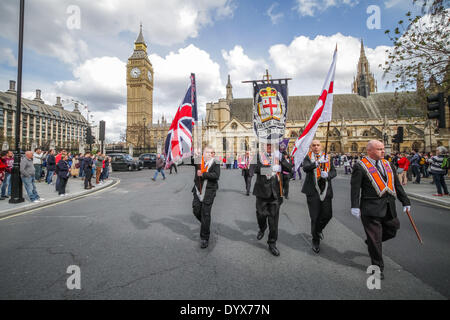 London, UK. 26. April 2014. Der Londoner Stadtteil St.-Georgs Tag Orange Parade und März 2014 Credit: Guy Corbishley/Alamy Live-Nachrichten Stockfoto