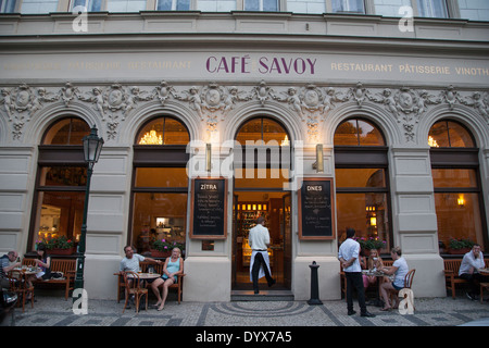 Cafe Savoy, Prag; Tschechien, die nachts beleuchtet Stockfoto
