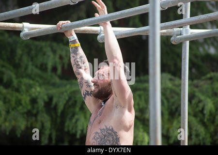 Rom, Italien. 26. April 2014. Spartan Race ist ein "starkes bemühen"-Rennen, bei denen mehr als 3000 Athleten, vor allem Amateure und keine Profis. Tannen-Zeit in Italien, die Rasse müssen Hindernisse wie Wände zu klettern, Netze, e-Gewichtheben Credit Spiel: Francesco Gustincich/Alamy Live News Stockfoto