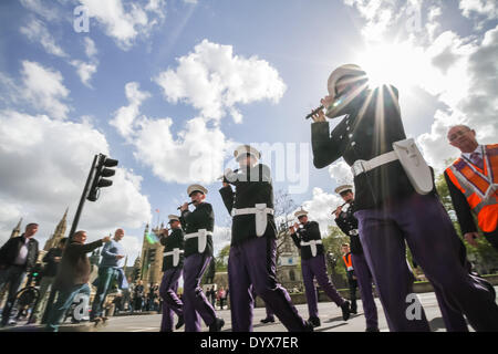 London, UK. 26. April 2014. Der Londoner Stadtteil St.-Georgs Tag Orange Parade und März 2014 Credit: Guy Corbishley/Alamy Live-Nachrichten Stockfoto