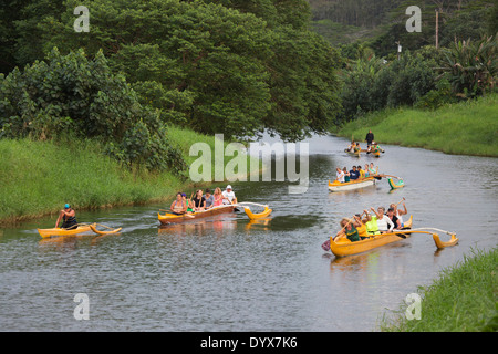 Frauen trainieren in Auslegerkanus im Hanalei River, am Nordufer von Kauai. Outrigger Kanupaddeln ist der Hawaiianische Nationalmannschaftssport. Stockfoto