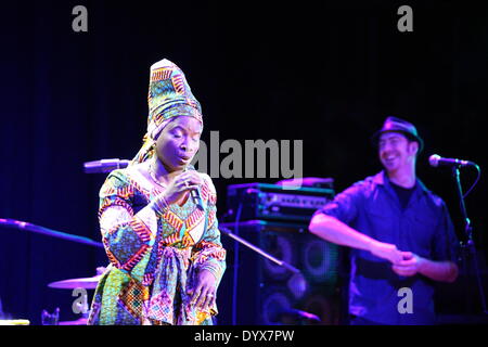 Danzig, Polen 26. April 2014 Grammy Award'' "gewinnende Beninoise Sängerin Angelique Kidjo während der Siesta-Festival in der polnischen Baltischen Philharmonie in Danzig tritt. Bildnachweis: Michal Fludra/Alamy Live-Nachrichten Stockfoto