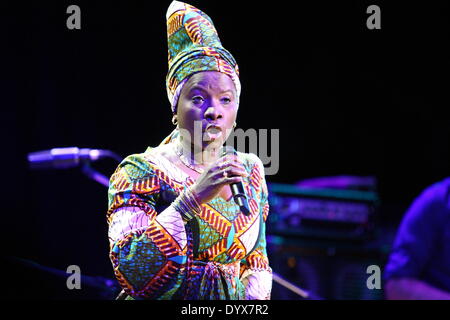 Danzig, Polen 26. April 2014 Grammy Award'' "gewinnende Beninoise Sängerin Angelique Kidjo während der Siesta-Festival in der polnischen Baltischen Philharmonie in Danzig tritt. Bildnachweis: Michal Fludra/Alamy Live-Nachrichten Stockfoto