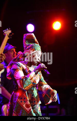 Danzig, Polen 26. April 2014 Grammy Award'' "gewinnende Beninoise Sängerin Angelique Kidjo während der Siesta-Festival in der polnischen Baltischen Philharmonie in Danzig tritt. Bildnachweis: Michal Fludra/Alamy Live-Nachrichten Stockfoto