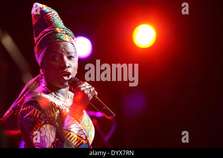 Danzig, Polen 26. April 2014 Grammy Award'' "gewinnende Beninoise Sängerin Angelique Kidjo während der Siesta-Festival in der polnischen Baltischen Philharmonie in Danzig tritt. Bildnachweis: Michal Fludra/Alamy Live-Nachrichten Stockfoto