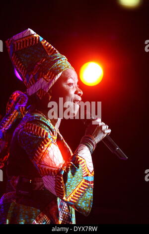 Danzig, Polen 26. April 2014 Grammy Award'' "gewinnende Beninoise Sängerin Angelique Kidjo während der Siesta-Festival in der polnischen Baltischen Philharmonie in Danzig tritt. Bildnachweis: Michal Fludra/Alamy Live-Nachrichten Stockfoto