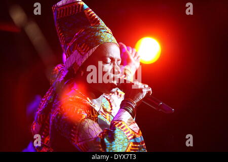 Danzig, Polen 26. April 2014 Grammy Award'' "gewinnende Beninoise Sängerin Angelique Kidjo während der Siesta-Festival in der polnischen Baltischen Philharmonie in Danzig tritt. Bildnachweis: Michal Fludra/Alamy Live-Nachrichten Stockfoto