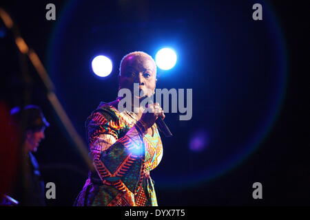 Danzig, Polen 26. April 2014 Grammy Award'' "gewinnende Beninoise Sängerin Angelique Kidjo während der Siesta-Festival in der polnischen Baltischen Philharmonie in Danzig tritt. Bildnachweis: Michal Fludra/Alamy Live-Nachrichten Stockfoto