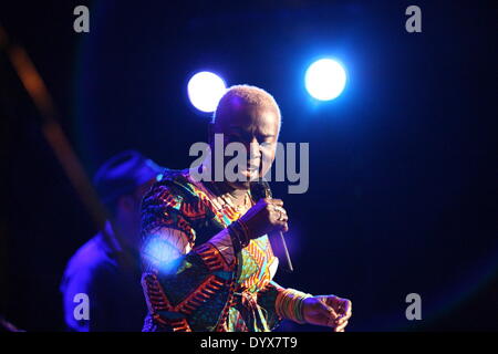 Danzig, Polen 26. April 2014 Grammy Award'' "gewinnende Beninoise Sängerin Angelique Kidjo während der Siesta-Festival in der polnischen Baltischen Philharmonie in Danzig tritt. Bildnachweis: Michal Fludra/Alamy Live-Nachrichten Stockfoto