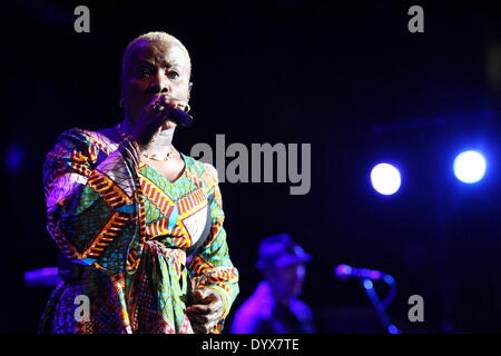 Danzig, Polen 26. April 2014 Grammy Award'' "gewinnende Beninoise Sängerin Angelique Kidjo während der Siesta-Festival in der polnischen Baltischen Philharmonie in Danzig tritt. Bildnachweis: Michal Fludra/Alamy Live-Nachrichten Stockfoto