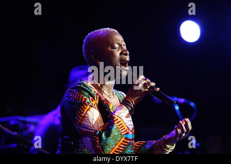 Danzig, Polen 26. April 2014 Grammy Award'' "gewinnende Beninoise Sängerin Angelique Kidjo während der Siesta-Festival in der polnischen Baltischen Philharmonie in Danzig tritt. Bildnachweis: Michal Fludra/Alamy Live-Nachrichten Stockfoto