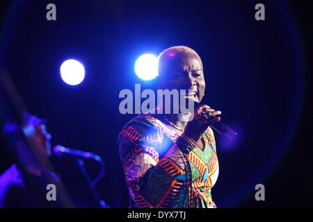 Danzig, Polen 26. April 2014 Grammy Award'' "gewinnende Beninoise Sängerin Angelique Kidjo während der Siesta-Festival in der polnischen Baltischen Philharmonie in Danzig tritt. Bildnachweis: Michal Fludra/Alamy Live-Nachrichten Stockfoto