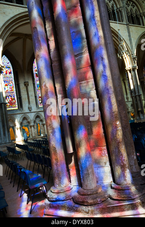 Reflexionen der Glasfenster auf das Innere der Kathedrale von Lincoln, Lincolnshire England UK Stockfoto