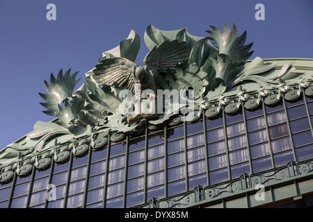 Eule Figuren auf dem Dach des Harold Washington Library Center auf South State Street, Chicago, IL. Stockfoto