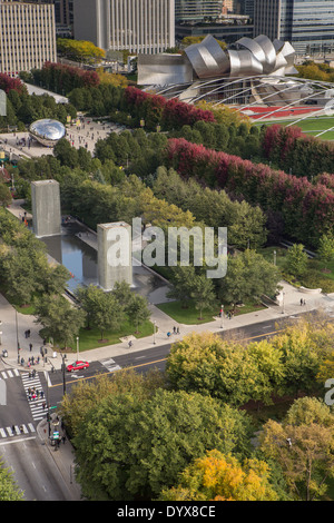 Luftaufnahme des Millennium Park aus dem Cliff Dwellers Club in Chicago, Illinois, USA Stockfoto